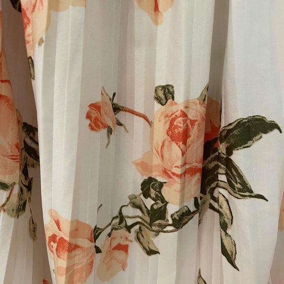 🌻2/$20🌻 Floral pleated midi skirt - Picture 4 of 4